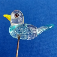 Fugl i klar gennemsigtig glas, blå og gult næb. Gamle glas nipsenål, samlerobjekt.